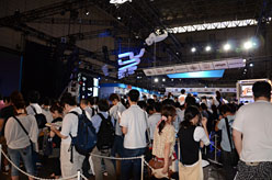 画像ギャラリー No.009のサムネイル画像 / ［TGS 2011］一般日開幕15分で全タイトル入場規制！ PS Vitaを体験するには相当な覚悟が必要だ
