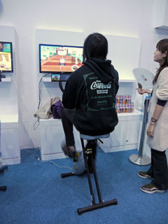 画像ギャラリー No.009のサムネイル画像 / ［G-Star 2011］モデルガンを構えてFPSを遊べるイベント用機器や自転車型コントローラなど，会場で見かけた変り種デバイスをピックアップ