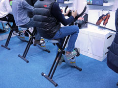 画像ギャラリー No.010のサムネイル画像 / ［G-Star 2011］モデルガンを構えてFPSを遊べるイベント用機器や自転車型コントローラなど，会場で見かけた変り種デバイスをピックアップ