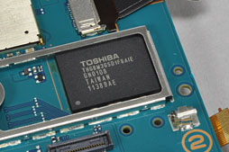 画像ギャラリー No.026のサムネイル画像 / PlayStation Vitaを分解してみた。内部構造にプロセッサなど,気になるところを写真でチェック