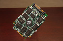 画像ギャラリー No.010のサムネイル画像 / 次世代SSDに大きく舵を切るOCZ。PCIeプラットフォーム「Kilimanjaro」採用のThunderbolt対応SSDや6Gbpsコントローラの最新型を公開
