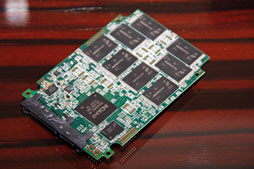 画像ギャラリー No.011のサムネイル画像 / 次世代SSDに大きく舵を切るOCZ。PCIeプラットフォーム「Kilimanjaro」採用のThunderbolt対応SSDや6Gbpsコントローラの最新型を公開