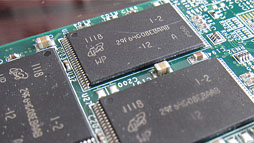 画像ギャラリー No.014のサムネイル画像 / 次世代SSDに大きく舵を切るOCZ。PCIeプラットフォーム「Kilimanjaro」採用のThunderbolt対応SSDや6Gbpsコントローラの最新型を公開