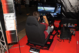 画像ギャラリー No.003のサムネイル画像 / ［TGS 2012］クルマゲー向けコクピットからヘッドセット，ゲームパッド，キャプチャカードまで。会場で見かけたハードウェア製品まとめ