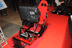 画像ギャラリー No.006のサムネイル画像 / ［TGS 2012］クルマゲー向けコクピットからヘッドセット，ゲームパッド，キャプチャカードまで。会場で見かけたハードウェア製品まとめ