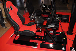 画像ギャラリー No.008のサムネイル画像 / ［TGS 2012］クルマゲー向けコクピットからヘッドセット，ゲームパッド，キャプチャカードまで。会場で見かけたハードウェア製品まとめ