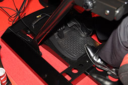 画像ギャラリー No.009のサムネイル画像 / ［TGS 2012］クルマゲー向けコクピットからヘッドセット，ゲームパッド，キャプチャカードまで。会場で見かけたハードウェア製品まとめ