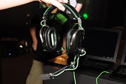 画像ギャラリー No.018のサムネイル画像 / ［TGS 2012］クルマゲー向けコクピットからヘッドセット，ゲームパッド，キャプチャカードまで。会場で見かけたハードウェア製品まとめ