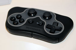 画像ギャラリー No.037のサムネイル画像 / ［TGS 2012］クルマゲー向けコクピットからヘッドセット，ゲームパッド，キャプチャカードまで。会場で見かけたハードウェア製品まとめ