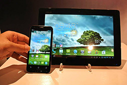 画像ギャラリー No.004のサムネイル画像 / ASUS,タブレットにもなるAndroidスマートフォン「PadFone 2」を発表。2012年内に日本国内で発売される予定