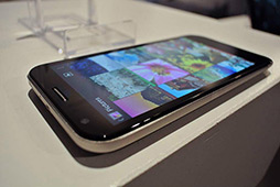 画像ギャラリー No.005のサムネイル画像 / ASUS,タブレットにもなるAndroidスマートフォン「PadFone 2」を発表。2012年内に日本国内で発売される予定