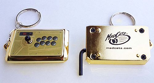画像ギャラリー No.004のサムネイル画像 / Mad Catz,対象製品購入者全員にキーチェーンをプレゼント。抽選でウメハラのサイン本も当たる