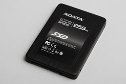 画像ギャラリー No.005のサムネイル画像 / 2012年冬版,ゲーマーのためのSSD購入ガイド。技術解説を交えつつ,全9モデルを横並びで比較する