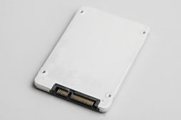 画像ギャラリー No.015のサムネイル画像 / 2012年冬版,ゲーマーのためのSSD購入ガイド。技術解説を交えつつ,全9モデルを横並びで比較する