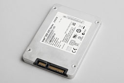 画像ギャラリー No.018のサムネイル画像 / 2012年冬版,ゲーマーのためのSSD購入ガイド。技術解説を交えつつ,全9モデルを横並びで比較する