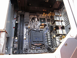 画像ギャラリー No.007のサムネイル画像 / ASRock，BMWデザインのゲーマー向けベアボーンを披露。Intel 8シリーズチップセット搭載マザーボードも