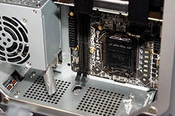 画像ギャラリー No.010のサムネイル画像 / ASRock，BMWデザインのゲーマー向けベアボーンを披露。Intel 8シリーズチップセット搭載マザーボードも