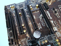 画像ギャラリー No.018のサムネイル画像 / ASRock，BMWデザインのゲーマー向けベアボーンを披露。Intel 8シリーズチップセット搭載マザーボードも