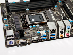 画像ギャラリー No.021のサムネイル画像 / ASRock，BMWデザインのゲーマー向けベアボーンを披露。Intel 8シリーズチップセット搭載マザーボードも