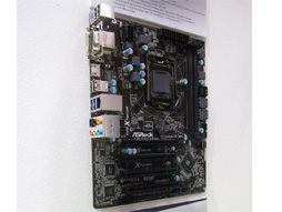 画像ギャラリー No.022のサムネイル画像 / ASRock，BMWデザインのゲーマー向けベアボーンを披露。Intel 8シリーズチップセット搭載マザーボードも