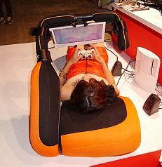 画像ギャラリー No.003のサムネイル画像 / ［TGS 2013］TGS会場で見つけた，寝転んでゲームができる夢のごろ寝クッション「goron」は想像以上の快適さだった