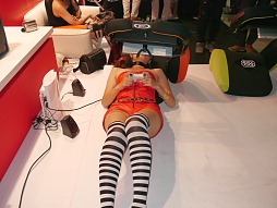 画像ギャラリー No.015のサムネイル画像 / ［TGS 2013］TGS会場で見つけた，寝転んでゲームができる夢のごろ寝クッション「goron」は想像以上の快適さだった