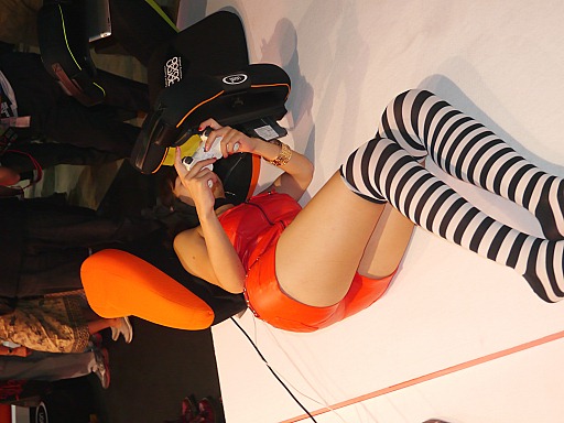 画像ギャラリー No.016のサムネイル画像 / ［TGS 2013］TGS会場で見つけた，寝転んでゲームができる夢のごろ寝クッション「goron」は想像以上の快適さだった