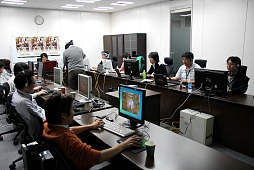 画像ギャラリー No.001のサムネイル画像 / 「FEZ」でスクウェア・エニックスとゲームポットが激突!? バリスタ情報なども飛び出したイベント「会社対抗タイニーバンクェット」レポート
