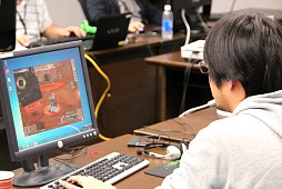 画像ギャラリー No.003のサムネイル画像 / 「FEZ」でスクウェア・エニックスとゲームポットが激突!? バリスタ情報なども飛び出したイベント「会社対抗タイニーバンクェット」レポート