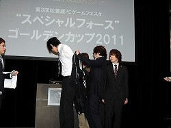 画像ギャラリー No.008のサムネイル画像 / 2人のプロゲーマーが晴れ舞台で魅せた! 「スペシャルフォース ゴールデンカップ2011」レポート