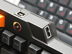 画像ギャラリー No.008のサムネイル画像 / 3ボタン仕様のゲーマー向けマウス「Razer Salmosa」,重量は90gに。GIGABYTEとASUSはゲーマー向けキーボードを公開