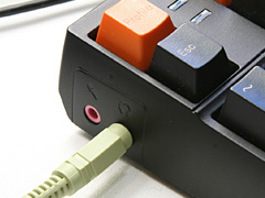 画像ギャラリー No.010のサムネイル画像 / 3ボタン仕様のゲーマー向けマウス「Razer Salmosa」,重量は90gに。GIGABYTEとASUSはゲーマー向けキーボードを公開