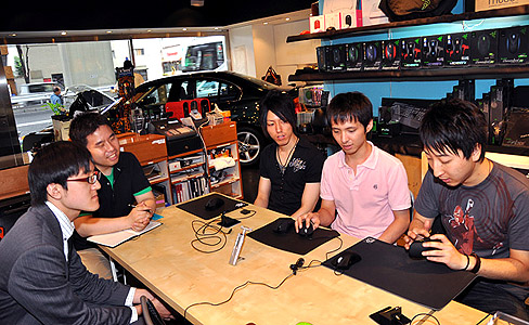 画像ギャラリー No.001のサムネイル画像 / KeNNy,uNleashed & fumio×MSY。「ゲーマー視点でRazer Mambaを評価する」座談会レポートを掲載