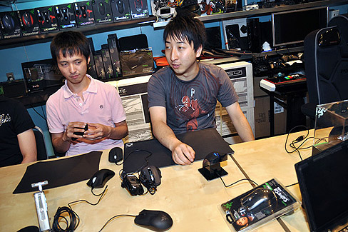 画像ギャラリー No.018のサムネイル画像 / KeNNy，uNleashed & fumio×MSY。「ゲーマー視点でRazer Mambaを評価する」座談会レポートを掲載