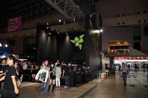 画像ギャラリー No.002のサムネイル画像 / ［TGS 2011］格闘ゲーマーの必需品になるか？ Razerが開発中のXbox 360用アーケードスティック，直撮りムービーを掲載