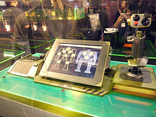 画像ギャラリー No.001のサムネイル画像 / ［E3 2012］Razerブースに新作マウス「Razer Taipan」と「MechWarrior Online」専用コントローラが出展