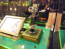 画像ギャラリー No.002のサムネイル画像 / ［E3 2012］Razerブースに新作マウス「Razer Taipan」と「MechWarrior Online」専用コントローラが出展