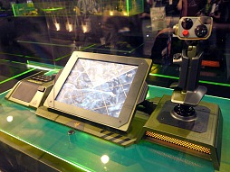 画像ギャラリー No.006のサムネイル画像 / ［E3 2012］Razerブースに新作マウス「Razer Taipan」と「MechWarrior Online」専用コントローラが出展
