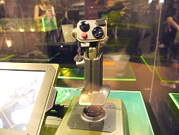 画像ギャラリー No.007のサムネイル画像 / ［E3 2012］Razerブースに新作マウス「Razer Taipan」と「MechWarrior Online」専用コントローラが出展