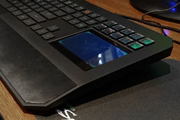 画像ギャラリー No.005のサムネイル画像 / Razer，液晶タッチパッド搭載のキーボード「DeathStalker Ultimate」を国内初公開。その特徴をムービーで紹介してみる
