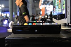 画像ギャラリー No.006のサムネイル画像 / ［TGS 2012］RazerのXbox 360用アーケードスティックがTGS 2012でプレイアブル展示。Team Razerの板橋ザンギエフ＆ふ〜ど両氏に，その使い勝手を聞いてみた
