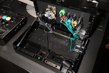画像ギャラリー No.008のサムネイル画像 / ［TGS 2012］RazerのXbox 360用アーケードスティックがTGS 2012でプレイアブル展示。Team Razerの板橋ザンギエフ＆ふ〜ど両氏に，その使い勝手を聞いてみた