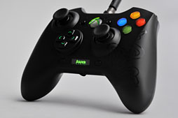 画像ギャラリー No.001のサムネイル画像 / Razer,Xbox 360&PC向けの多ボタン&高機能ゲームパッド「Sabertooth」を発表。さっそく使ってみた