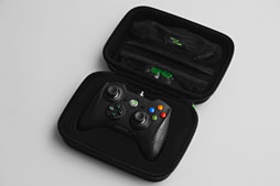 画像ギャラリー No.004のサムネイル画像 / Razer,Xbox 360&PC向けの多ボタン&高機能ゲームパッド「Sabertooth」を発表。さっそく使ってみた