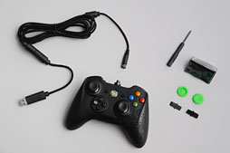 画像ギャラリー No.006のサムネイル画像 / Razer,Xbox 360&PC向けの多ボタン&高機能ゲームパッド「Sabertooth」を発表。さっそく使ってみた