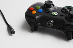 画像ギャラリー No.008のサムネイル画像 / Razer,Xbox 360&PC向けの多ボタン&高機能ゲームパッド「Sabertooth」を発表。さっそく使ってみた