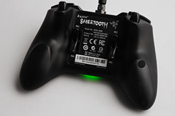 画像ギャラリー No.012のサムネイル画像 / Razer,Xbox 360&PC向けの多ボタン&高機能ゲームパッド「Sabertooth」を発表。さっそく使ってみた