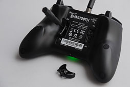 画像ギャラリー No.015のサムネイル画像 / Razer,Xbox 360&PC向けの多ボタン&高機能ゲームパッド「Sabertooth」を発表。さっそく使ってみた