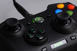 画像ギャラリー No.018のサムネイル画像 / Razer,Xbox 360&PC向けの多ボタン&高機能ゲームパッド「Sabertooth」を発表。さっそく使ってみた