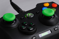 画像ギャラリー No.019のサムネイル画像 / Razer,Xbox 360&PC向けの多ボタン&高機能ゲームパッド「Sabertooth」を発表。さっそく使ってみた
